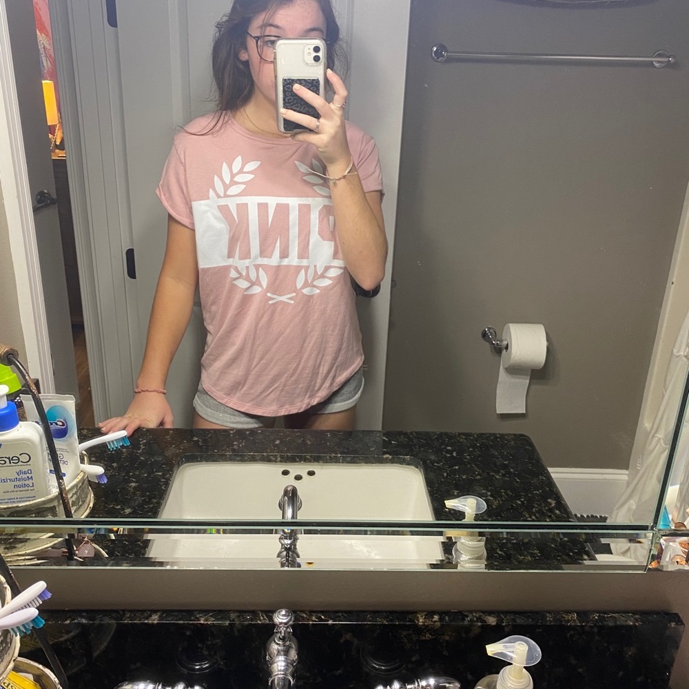 pink tshirt
